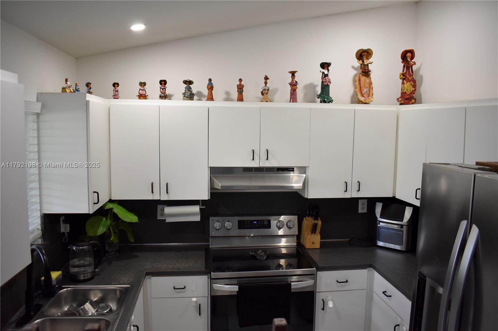 Property for Sale at 3240 W 70th St 101, Hialeah, Miami-Dade County, Florida - Bedrooms: 3 
Bathrooms: 2  - $430,000