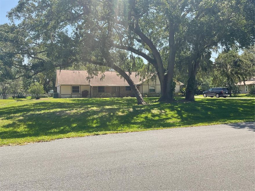 This property is a very safe neighborhood,Impact windows excellent location, like Magic Kingdom Park 30 mins away, the airport 31 minutes away, near to Young young highway, have store very close, Shopping center, supermarkets, Home Depot
