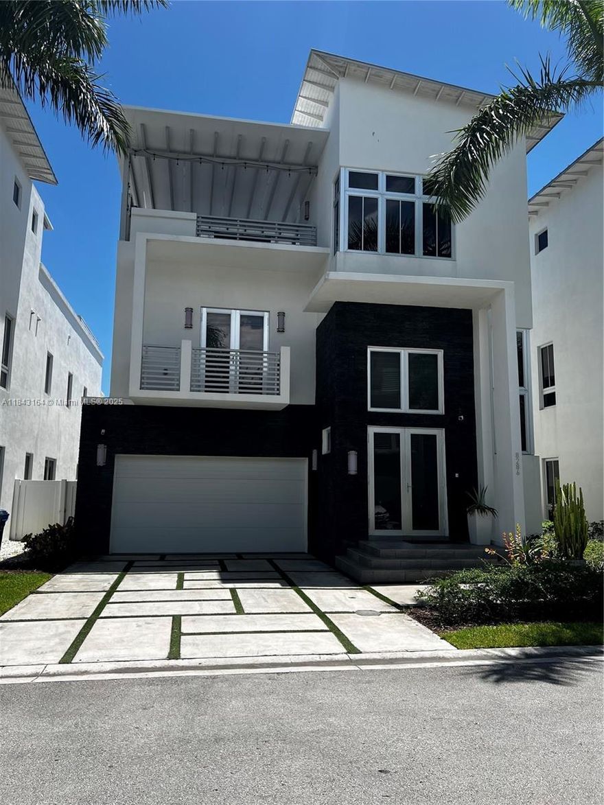 Amazing property in the very desirable gated community of Oasis in Doral.