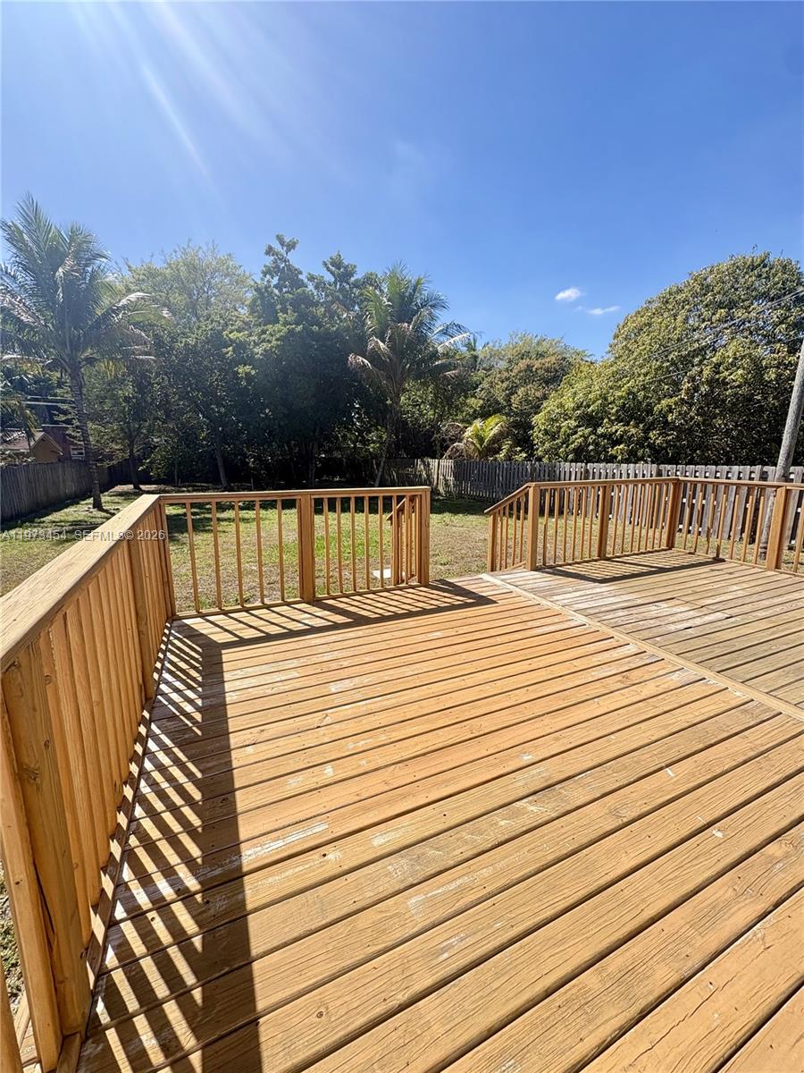 HOLLYWOOD LITTLE RANCHES - Residential Lease