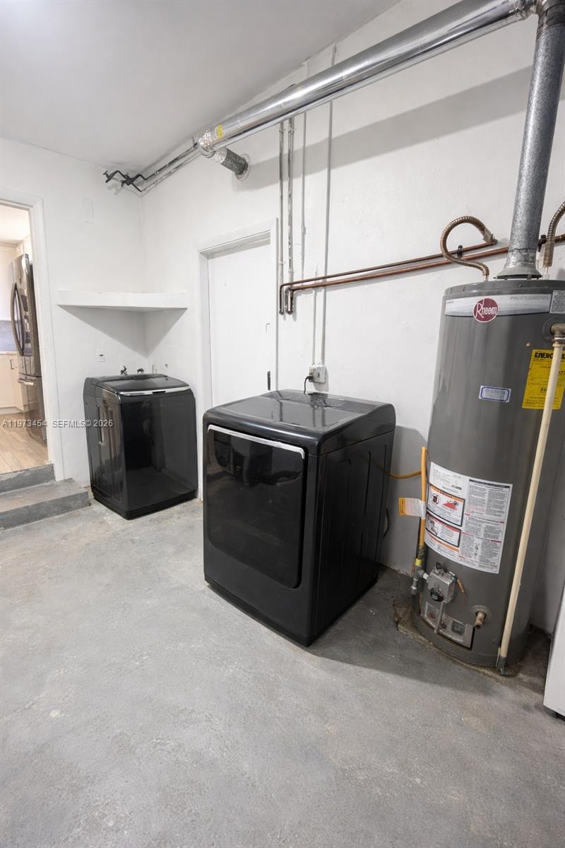 HOLLYWOOD LITTLE RANCHES - Residential Lease