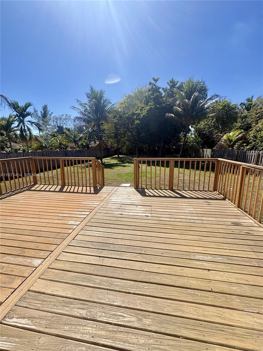 HOLLYWOOD LITTLE RANCHES - Residential Lease