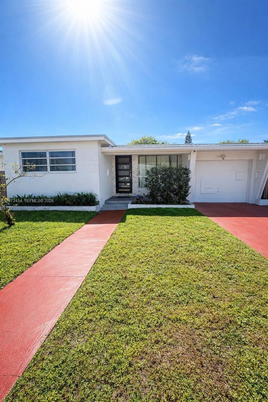 Beautiful and spacious home ideal for a large family. This fully remodeled property is in great condition and offers plenty of living space and a large yard, perfect for outdoor enjoyment. The home features 4 bedrooms and 3 bathrooms, along with multiple living areas including a formal living room, dining room, and an additional family room that can be used as a playroom or kids’ area.
The property offers ample parking for up to 4 cars plus a garage, and comes with brand-new appliances. The generous layout and large outdoor space make this home perfect for comfortable family living.
Conveniently located just two blocks from Hollywood Boulevard, close to restaurants, schools, and supermarkets.
Ideal home for a large family seeking space, comfort, and a great location.