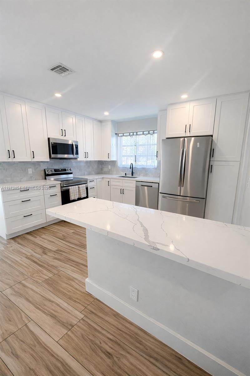 HOLLYWOOD LITTLE RANCHES - Residential Lease