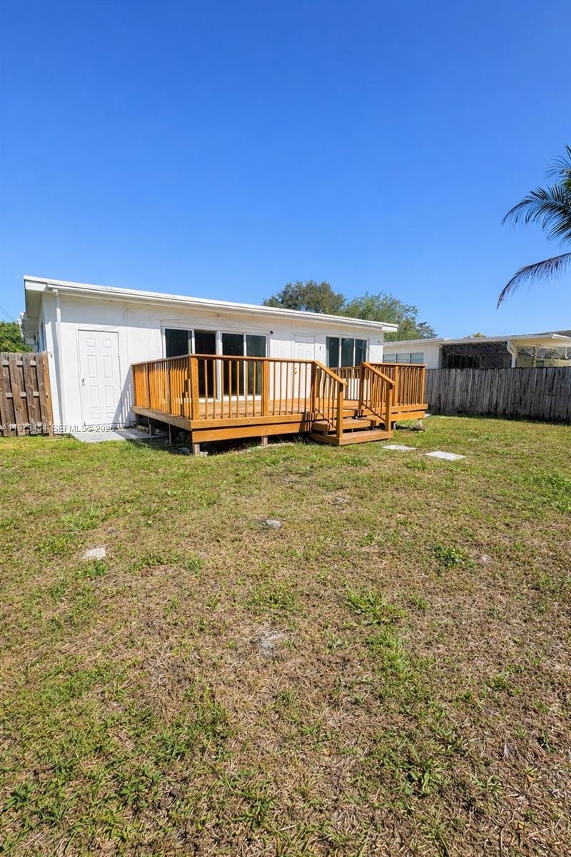 HOLLYWOOD LITTLE RANCHES - Residential Lease