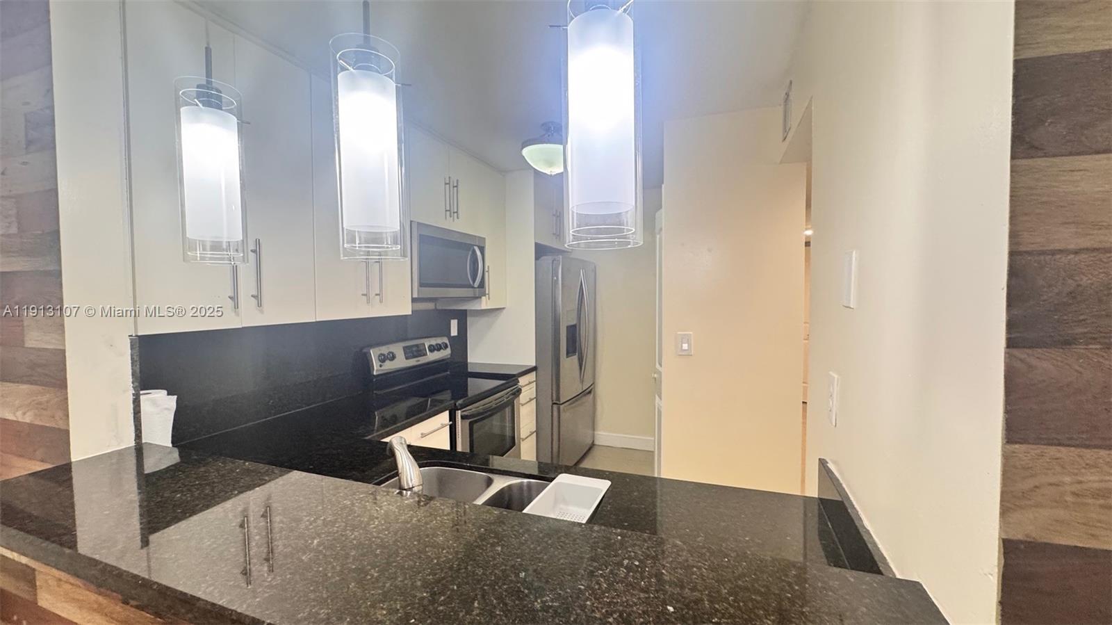 THE COURTS AT KENDALL CON - Residential Lease