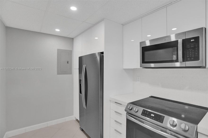 Great unit - this unit has been completely renovated including kitchen and bathrooms.  Located in the Arlen House with fabulous amenities.  Across the street from the beach.  Building has 24 hour manned guard gate / 24 hour bellman, valet parking or self guest parking, gym, mini market, restaurant, tennis courts and more. 
Easy to show.