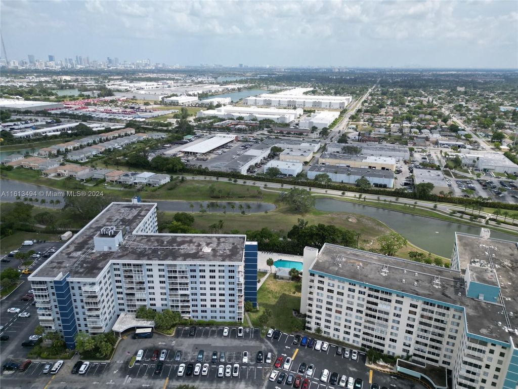 Photo of 4200 Hillcrest Dr #606, Hollywood, FL 33021 (MLS # A11613494)