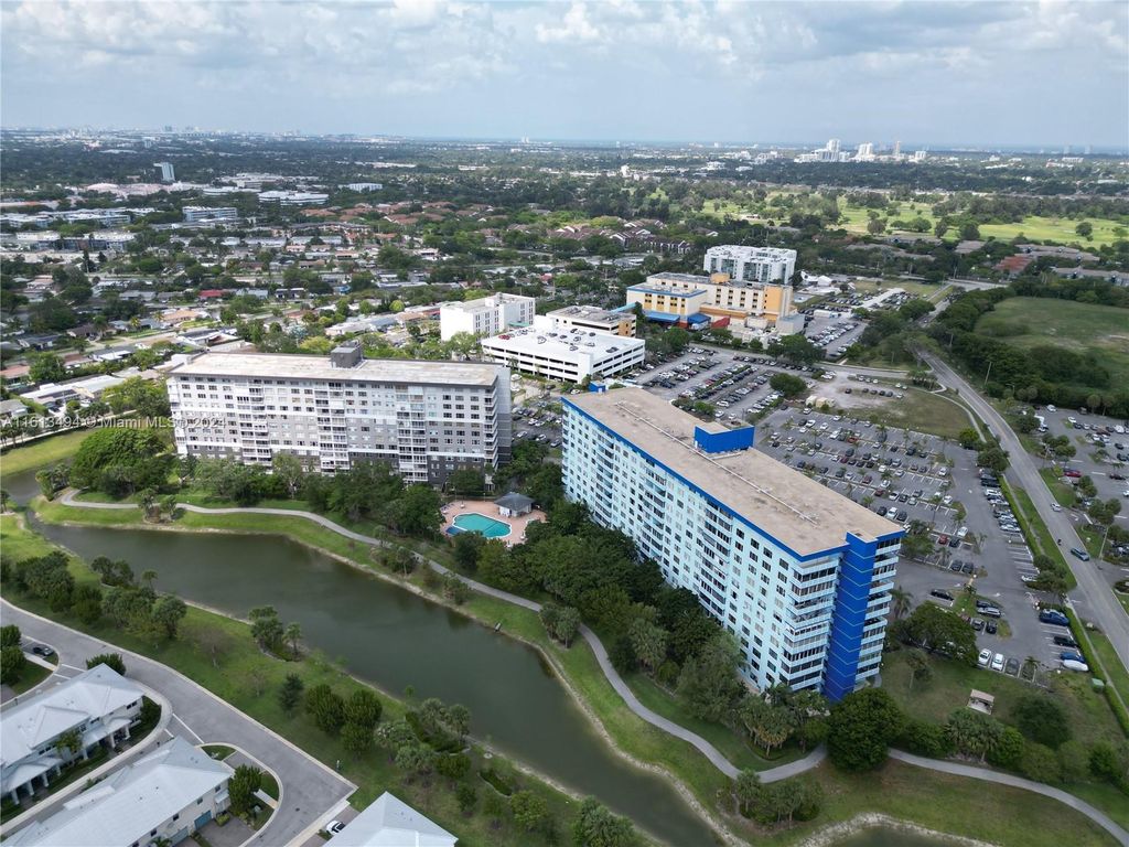 Photo of 4200 Hillcrest Dr #606, Hollywood, FL 33021 (MLS # A11613494)