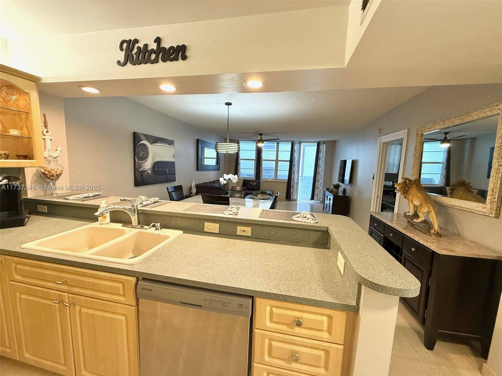 3725 S Ocean Dr 605, Hollywood, Broward County, Florida - 1 Bedrooms  
2 Bathrooms - 