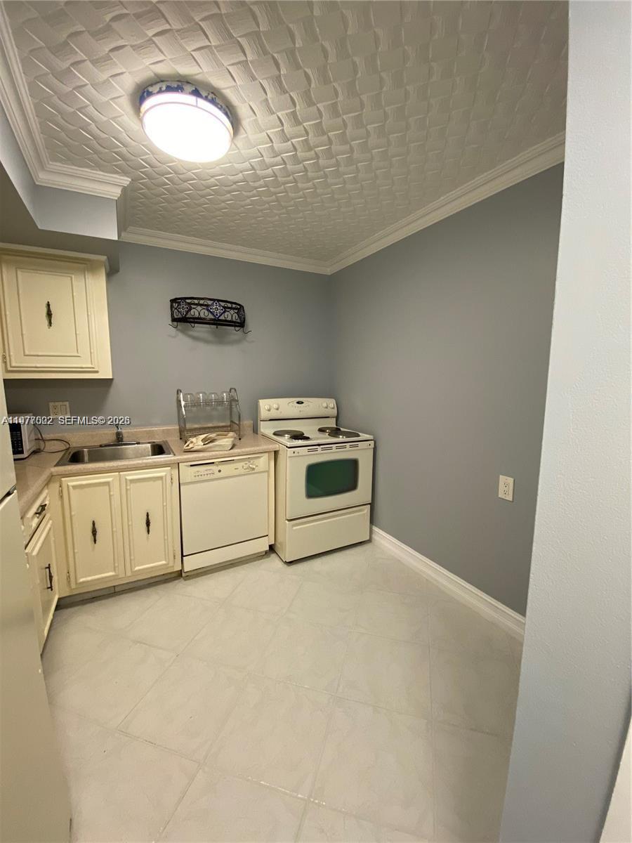 AVANT GARDE CONDO - Residential Lease