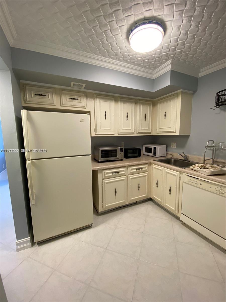 AVANT GARDE CONDO - Residential Lease