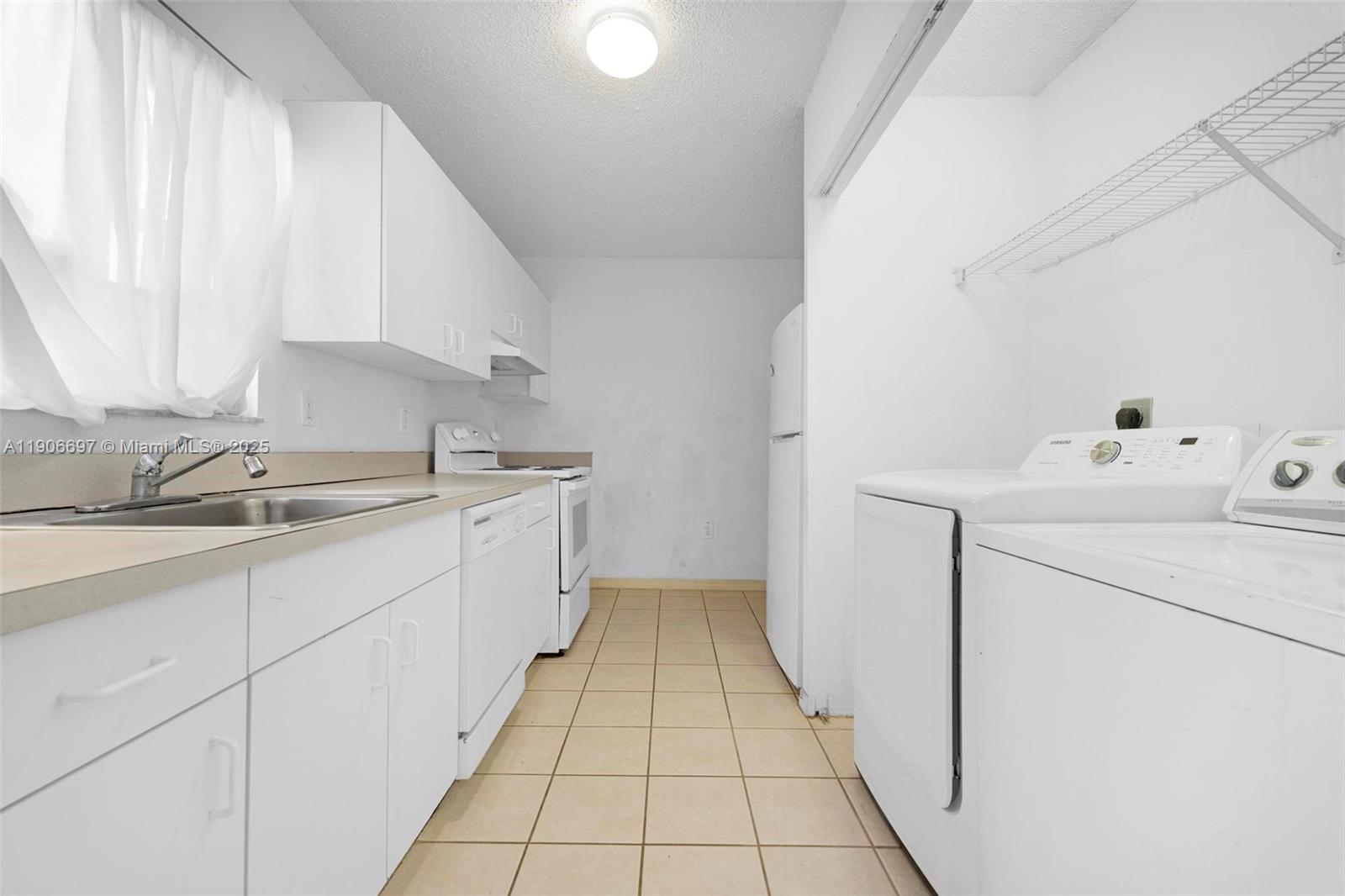 LESLIE LAKE NORTH - Residential