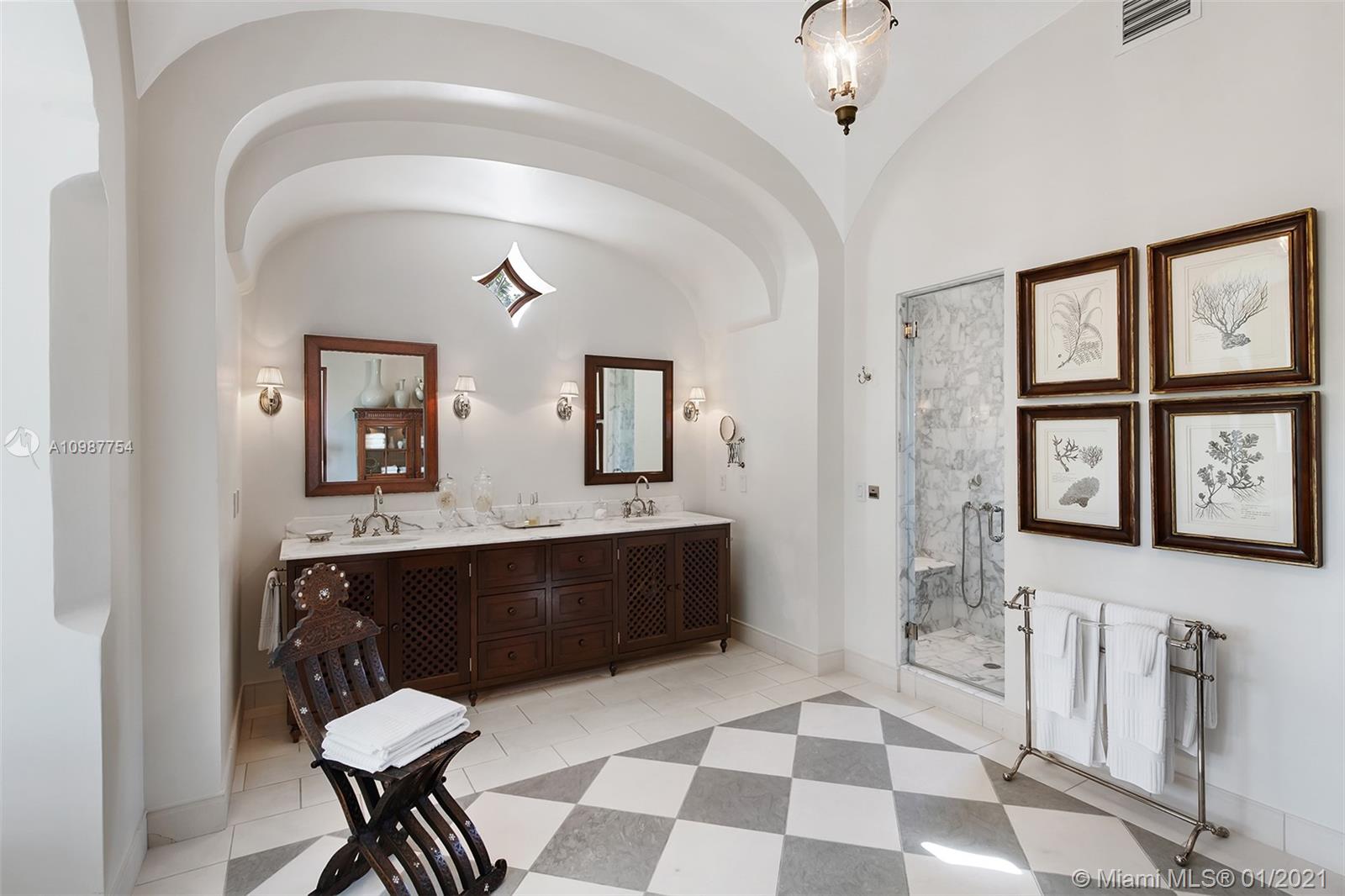 THE MOORINGS - Residential