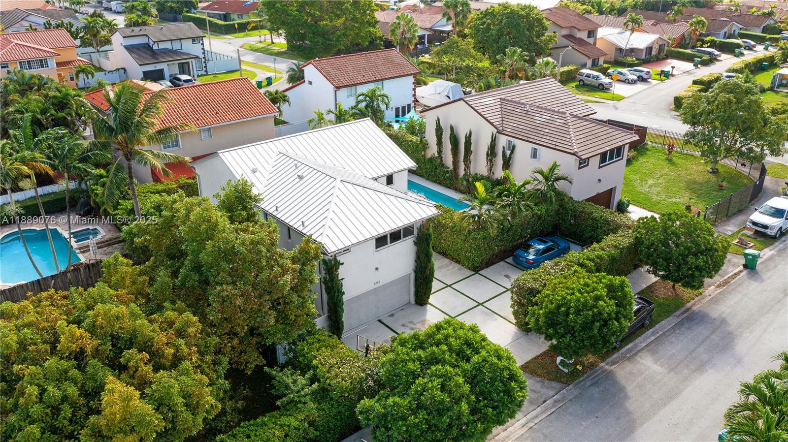 JACARANDAS AT SUNSET - Residential