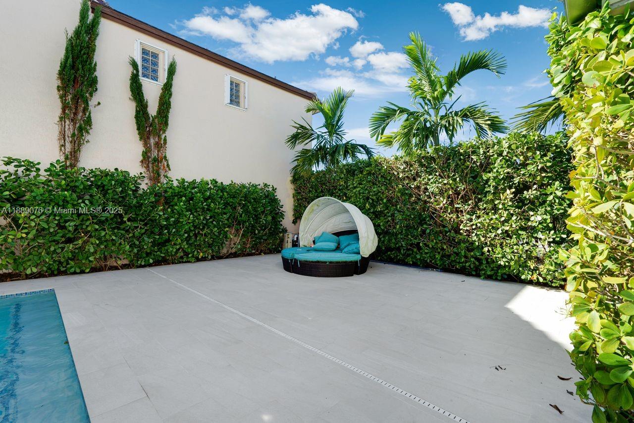 JACARANDAS AT SUNSET - Residential