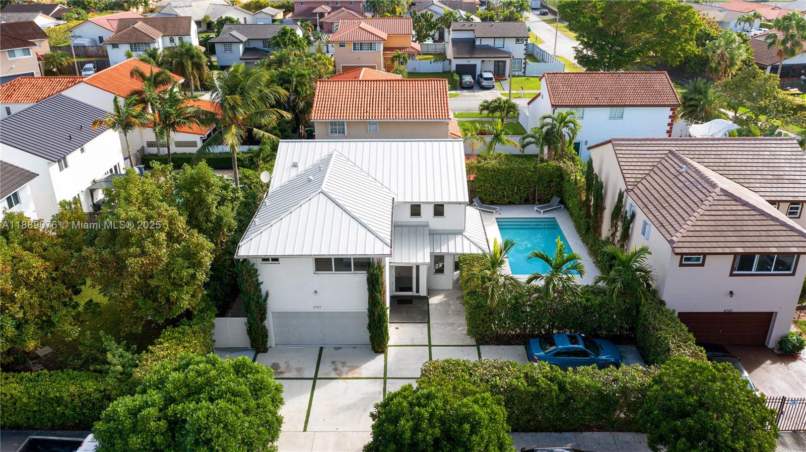 JACARANDAS AT SUNSET - Residential