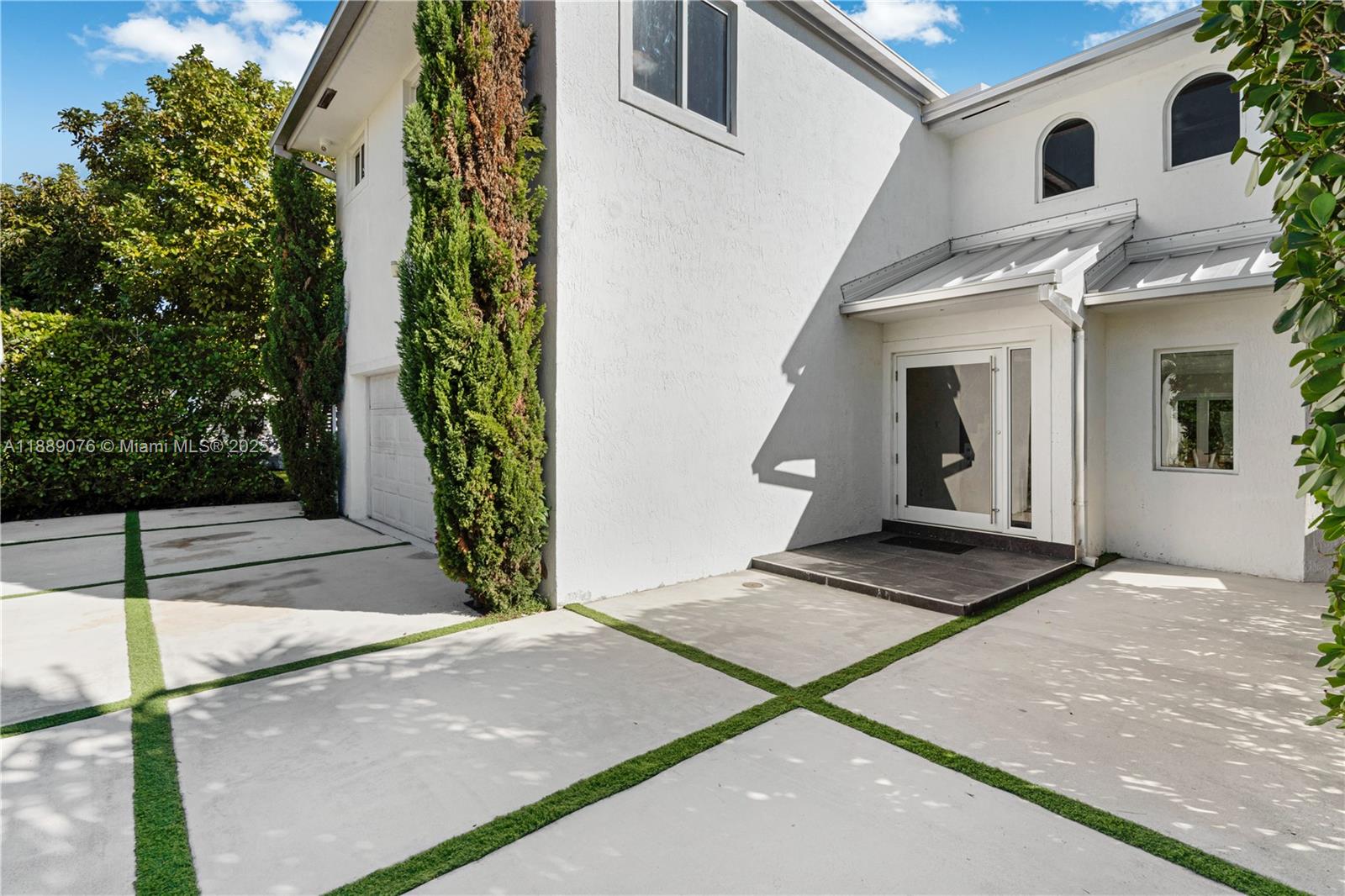 JACARANDAS AT SUNSET - Residential