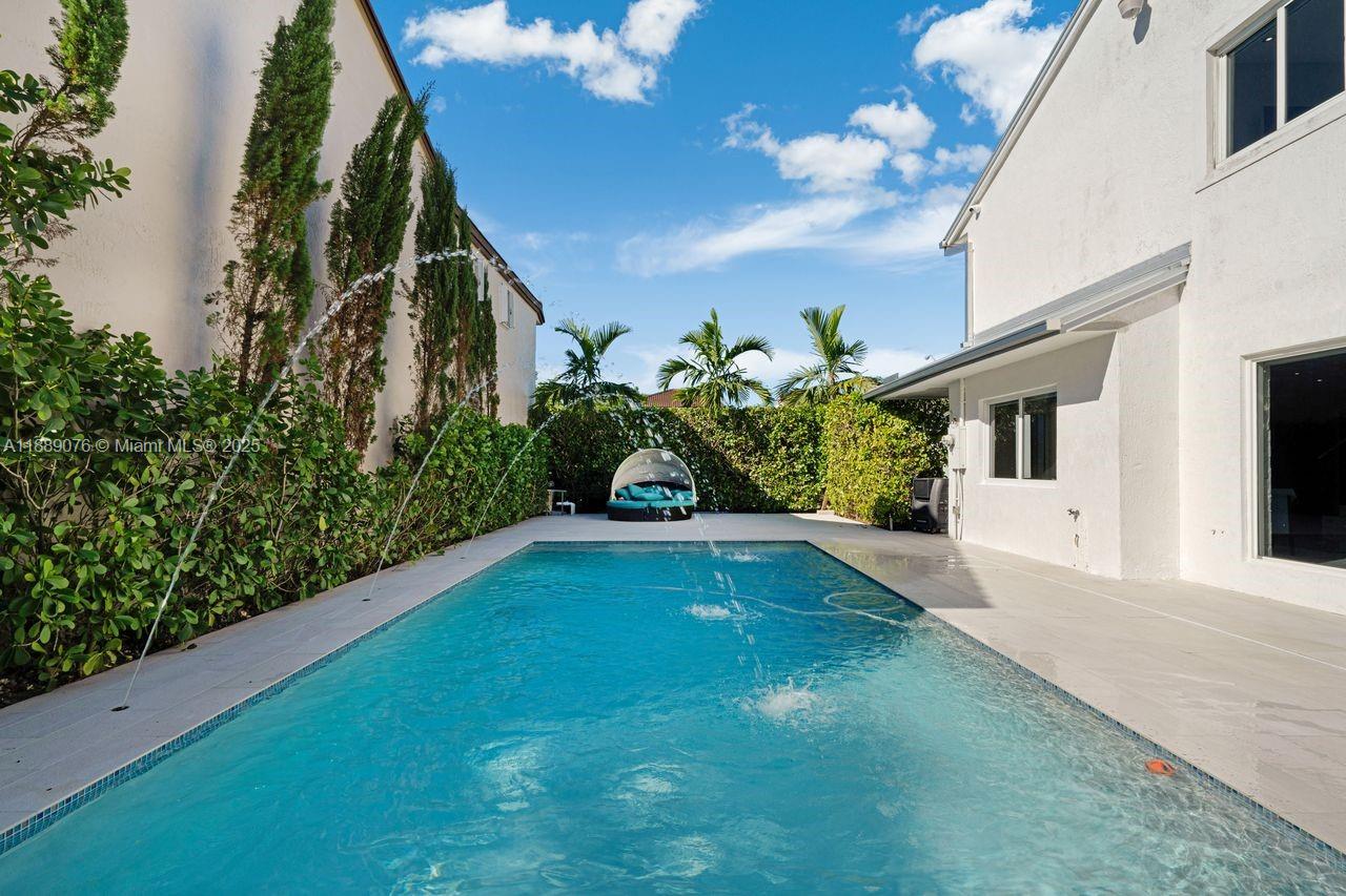 JACARANDAS AT SUNSET - Residential