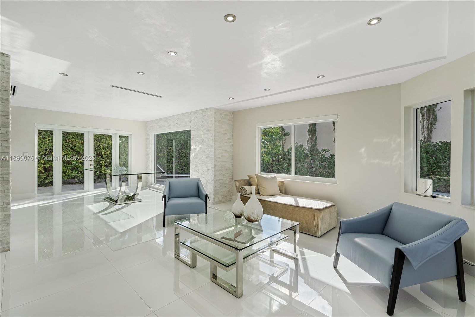 JACARANDAS AT SUNSET - Residential