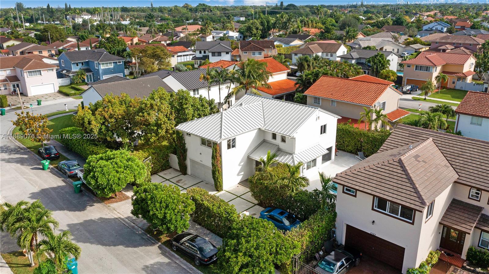 JACARANDAS AT SUNSET - Residential