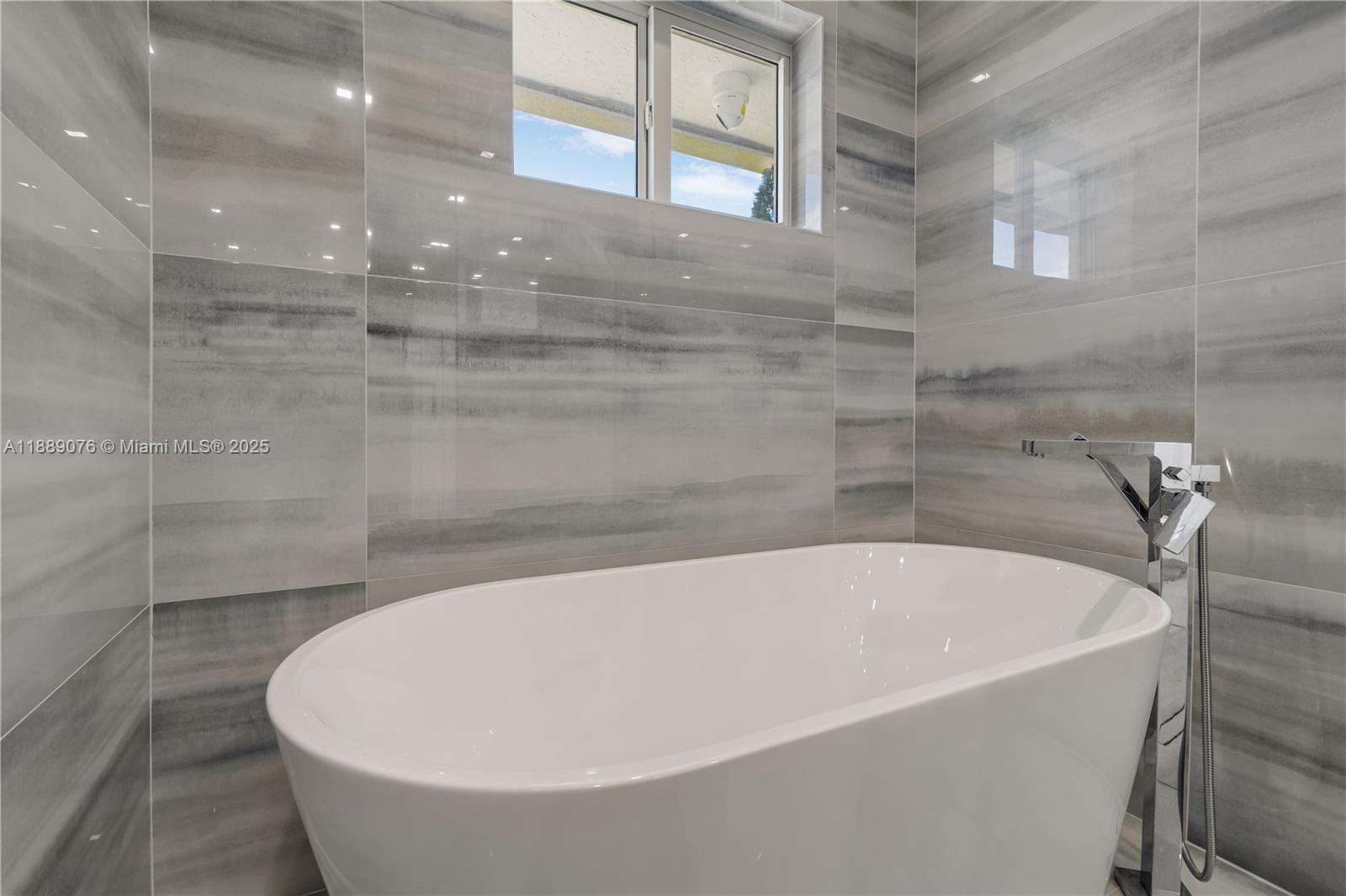 JACARANDAS AT SUNSET - Residential