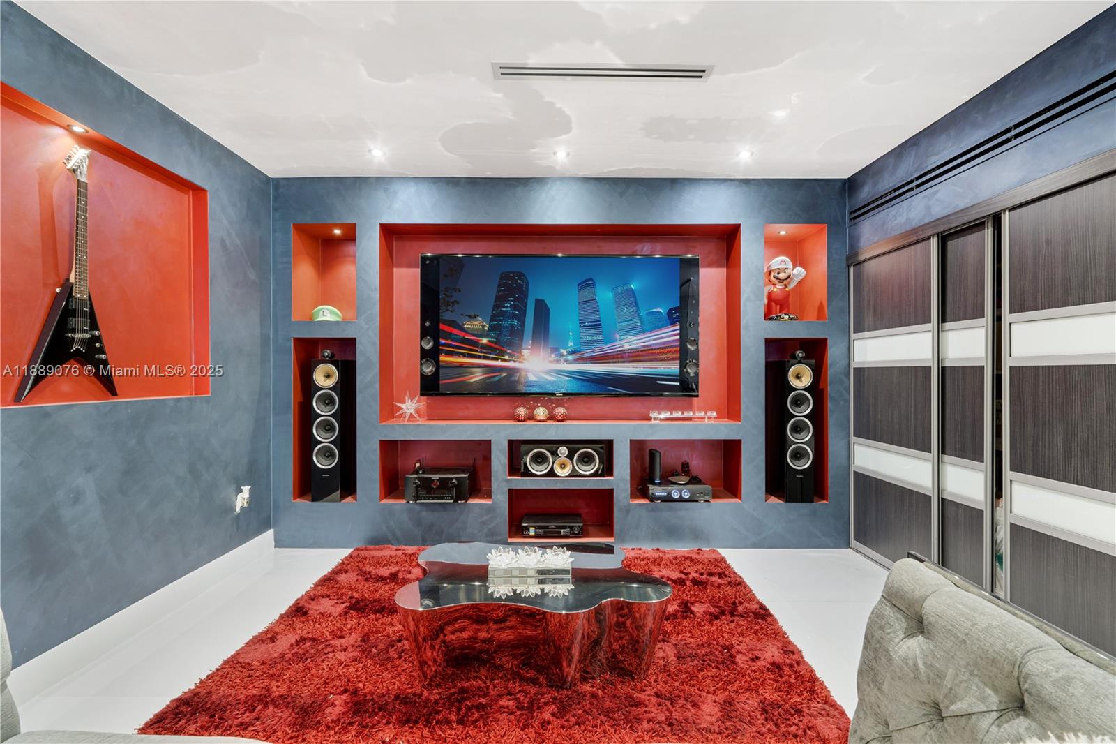 JACARANDAS AT SUNSET - Residential