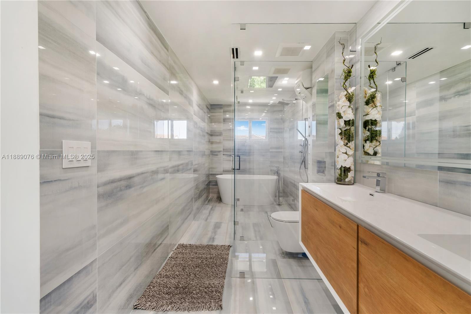 JACARANDAS AT SUNSET - Residential