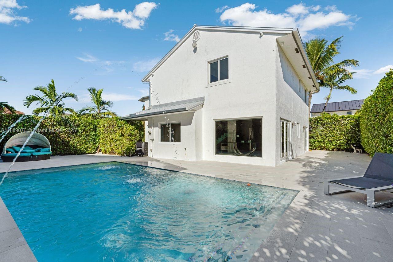 JACARANDAS AT SUNSET - Residential