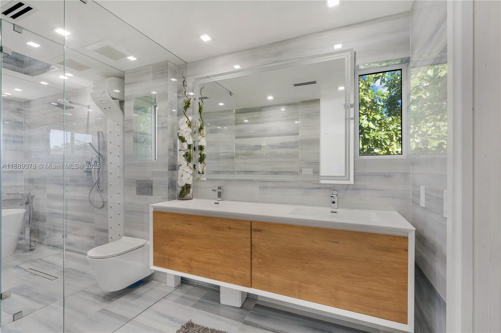 JACARANDAS AT SUNSET - Residential