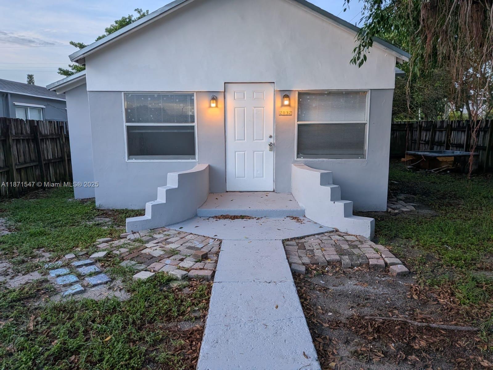 2 unit property, front and back unit. Roof replaced in 2021.
Front unit - w\ 2 bedrooms 1 bathroom and washer\dryer. Large fenced in yard. NEW central A\C, NEW laminate flooring.
Back unit - w\ 1 bedroom 1 bathroom and large yard. New laminate flooring in the living area.
Front unit is vacant, back unit is rented for 1450$ per month + 40$ per month for water (tenant pays for water). Spacious parking the back.