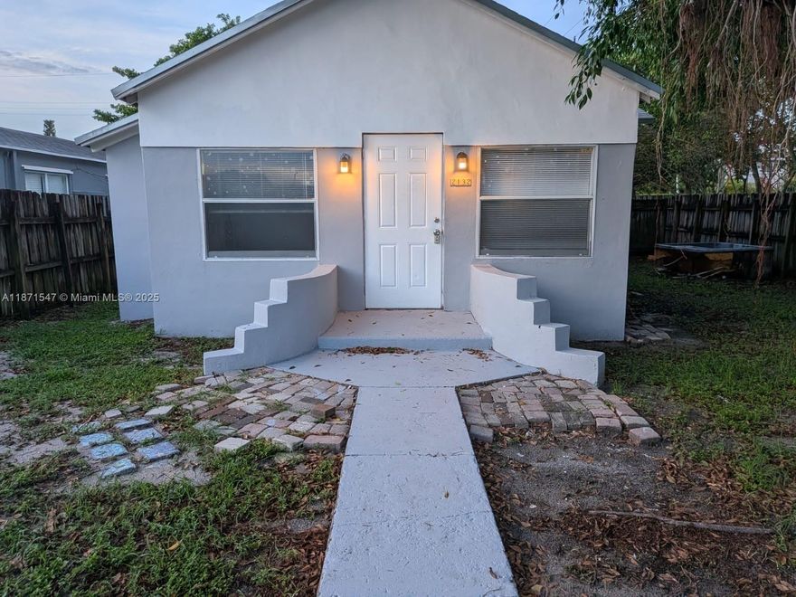 2 unit property, front and back unit. Roof replaced in 2021. 
Front unit -  w\ 2 bedrooms 1 bathroom and washer\dryer. Large fenced in yard. NEW central A\C, NEW laminate flooring. 
Back unit -  w\ 1 bedroom 1 bathroom and large yard. New laminate flooring in the living area. 
Front unit is vacant, back unit is rented for 1450$ per month + 40$ per month for water (tenant pays for water). Spacious parking the back.