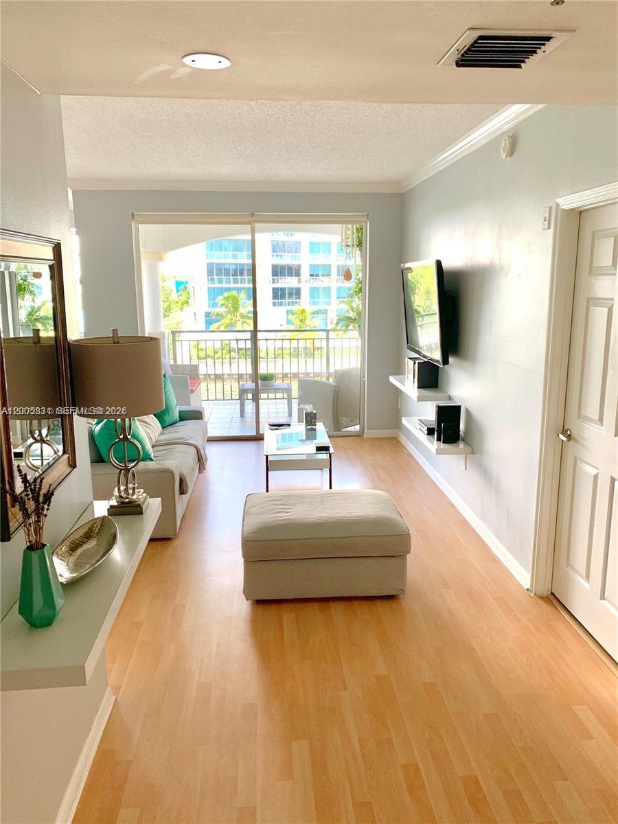 3245 NE 184th St 13403