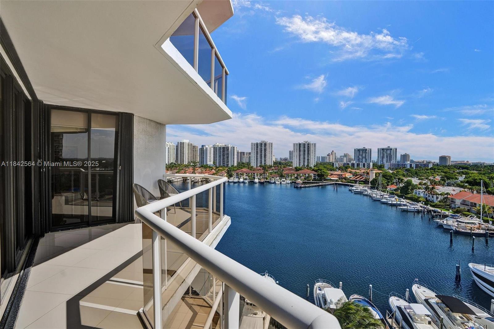 3610 Yacht Club Dr 909, Aventura, FL, 33180/$620,000 2 3610 Yacht Club Dr 909