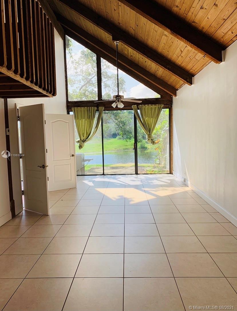 VILLAGE TOWNHOUSES JACARA - Residential