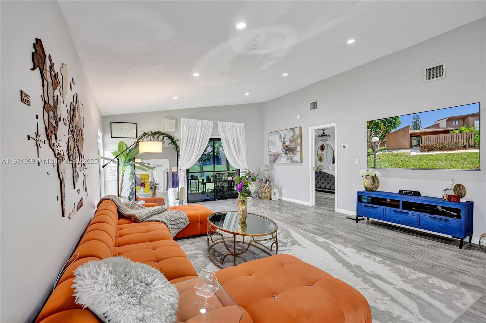 BANYAN LAKES - Residential