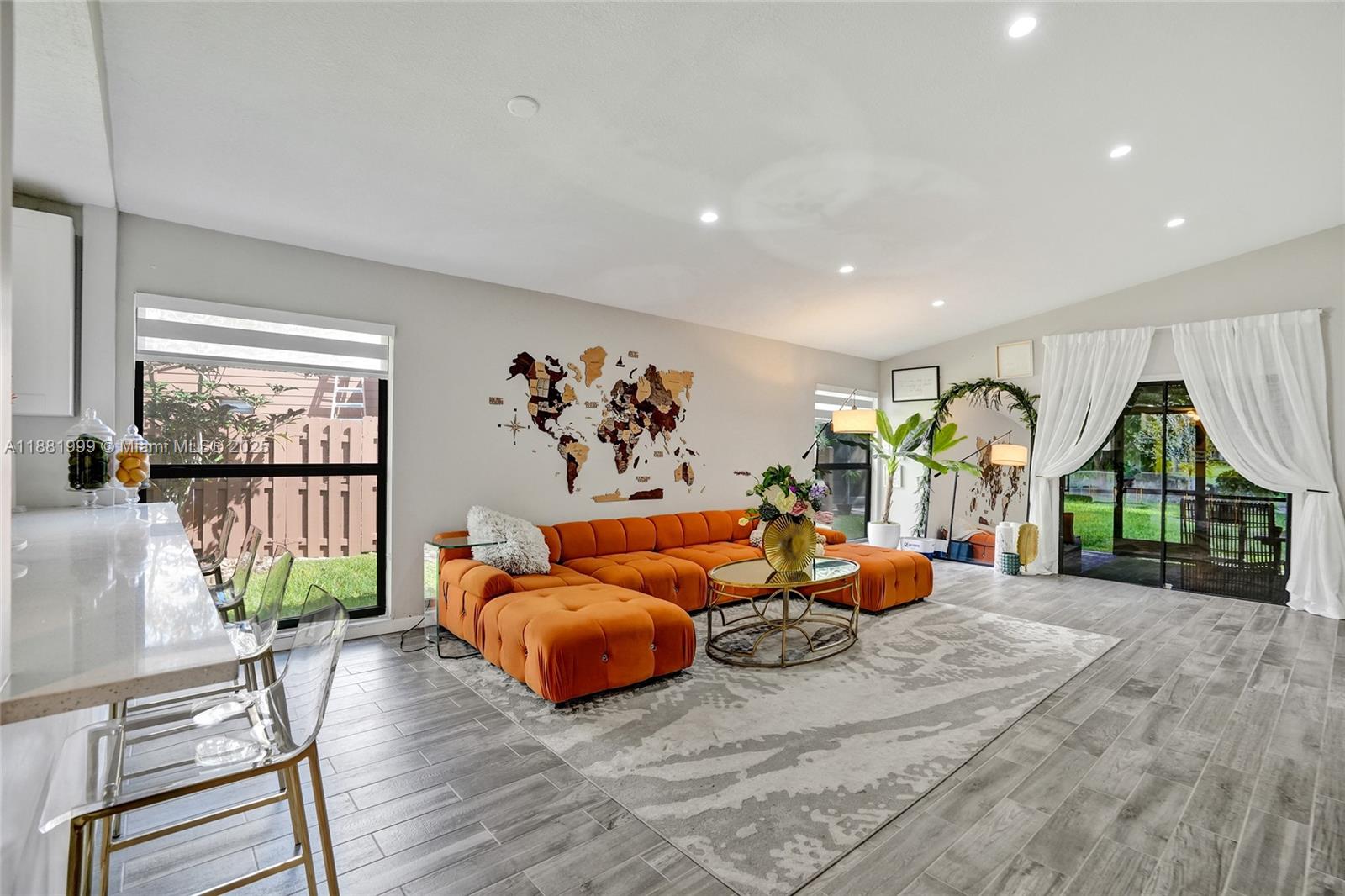 BANYAN LAKES - Residential