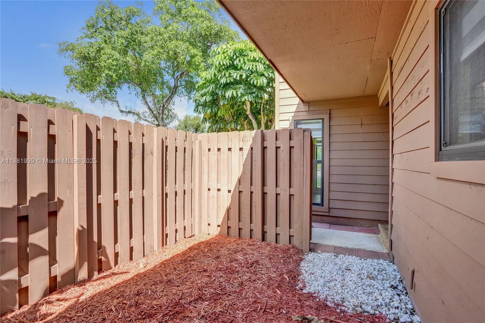 BANYAN LAKES - Residential