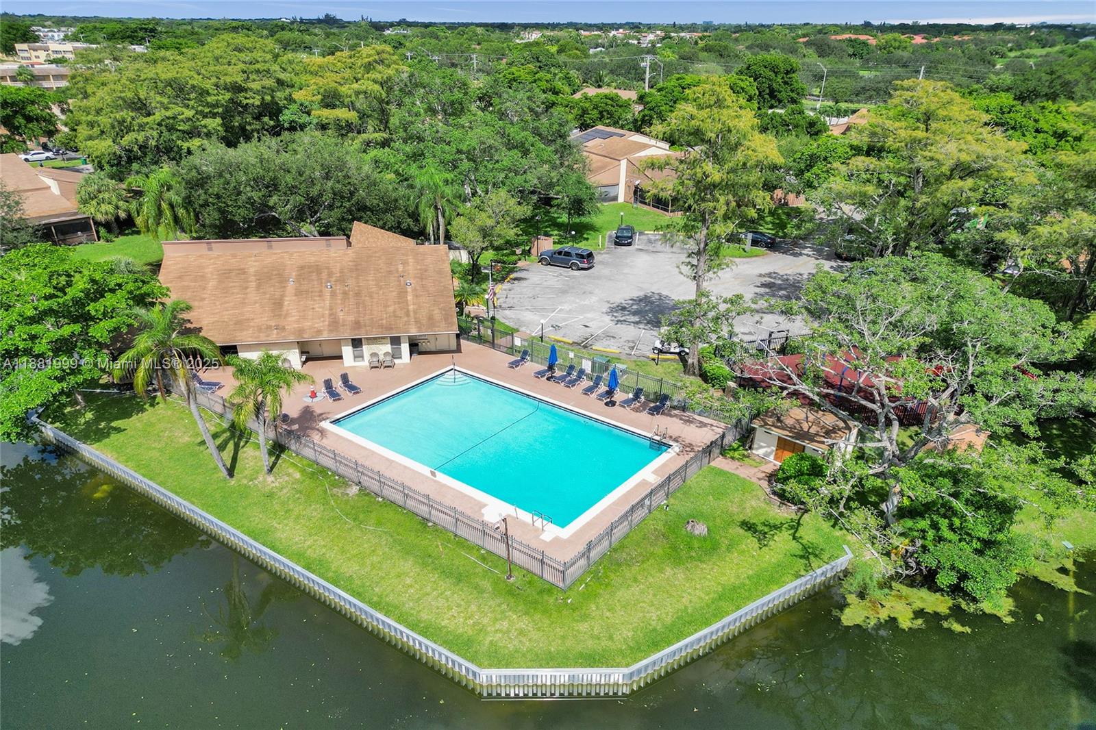 BANYAN LAKES - Residential