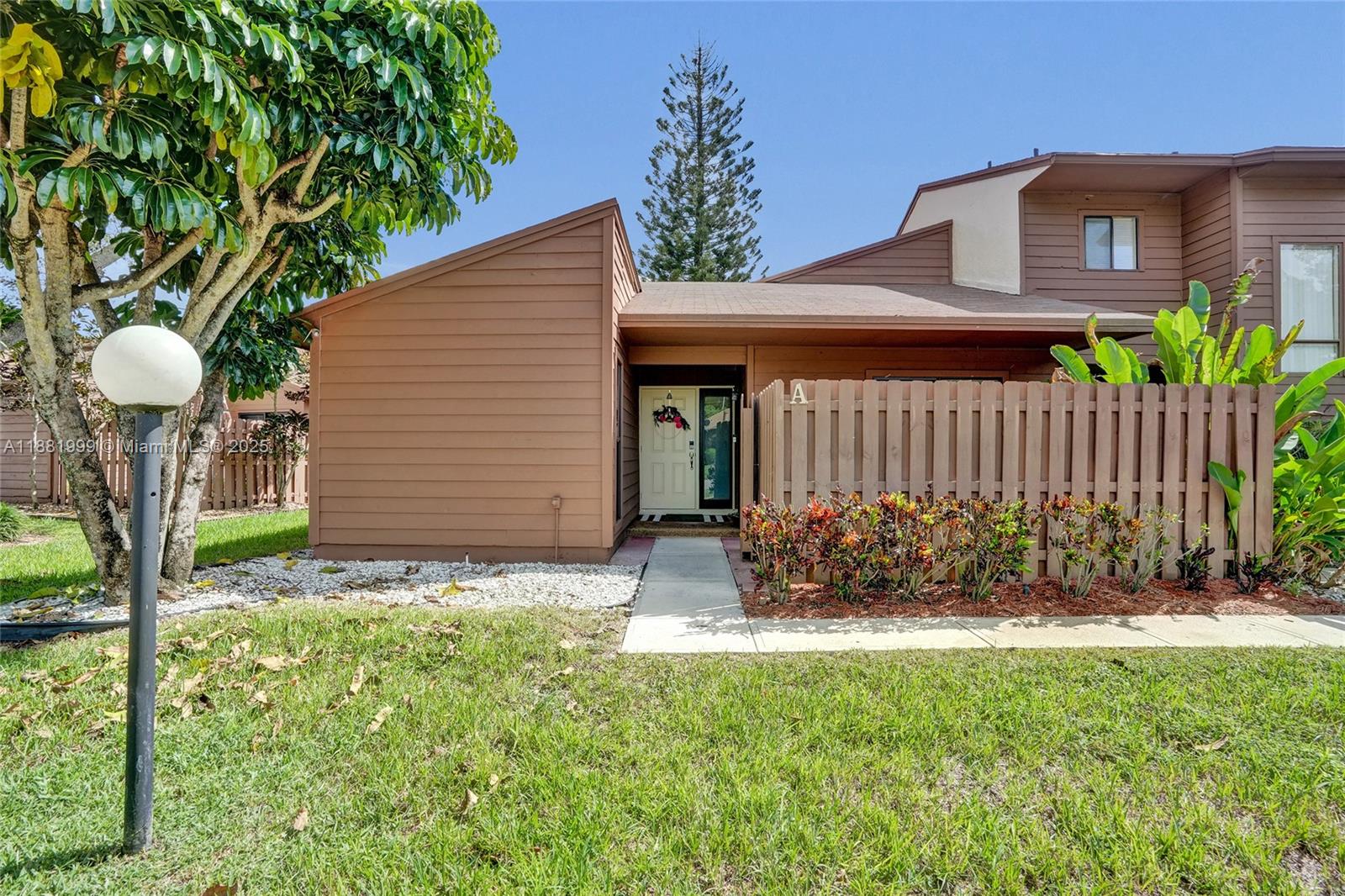 BANYAN LAKES - Residential