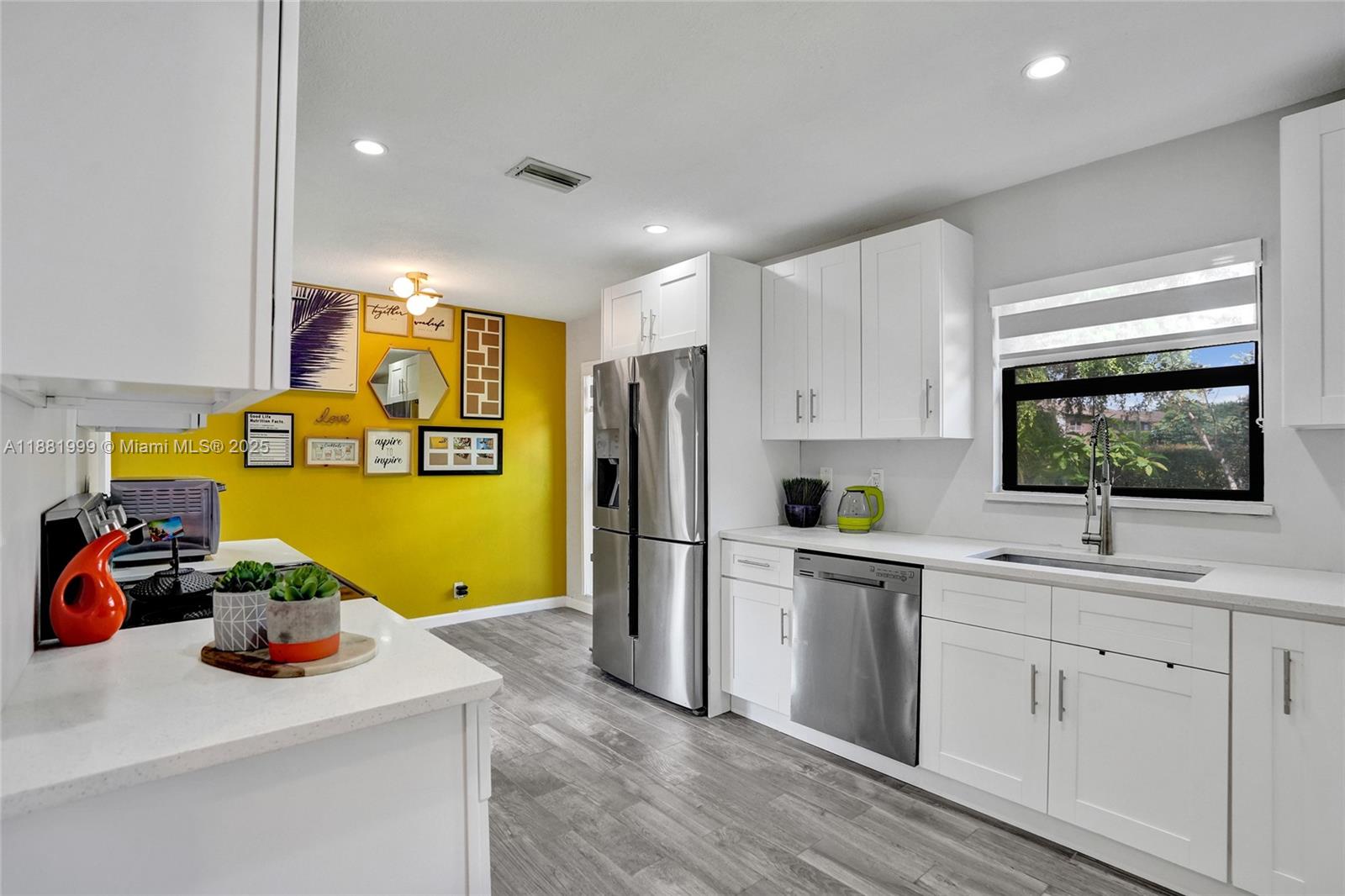 BANYAN LAKES - Residential