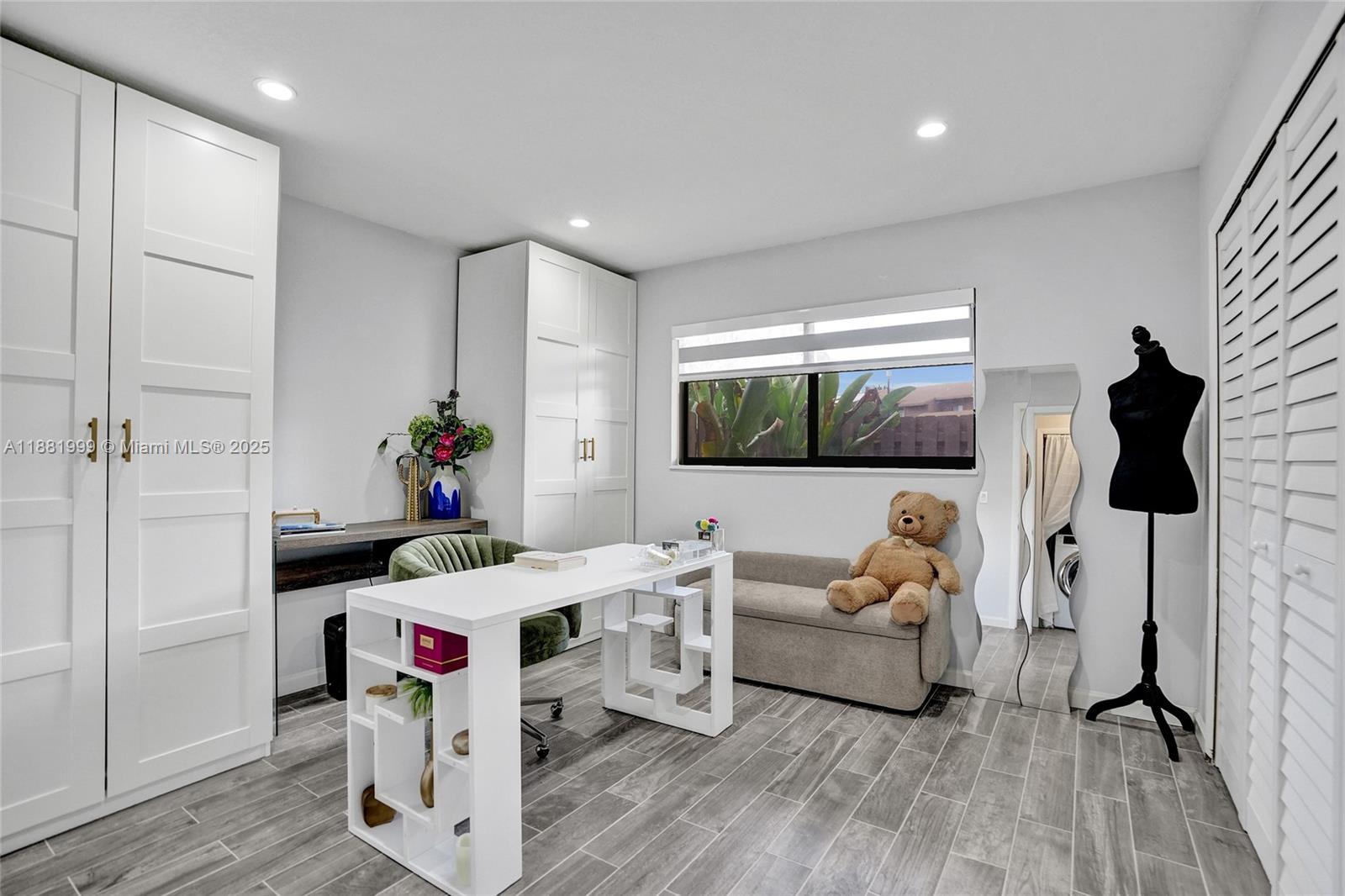 BANYAN LAKES - Residential