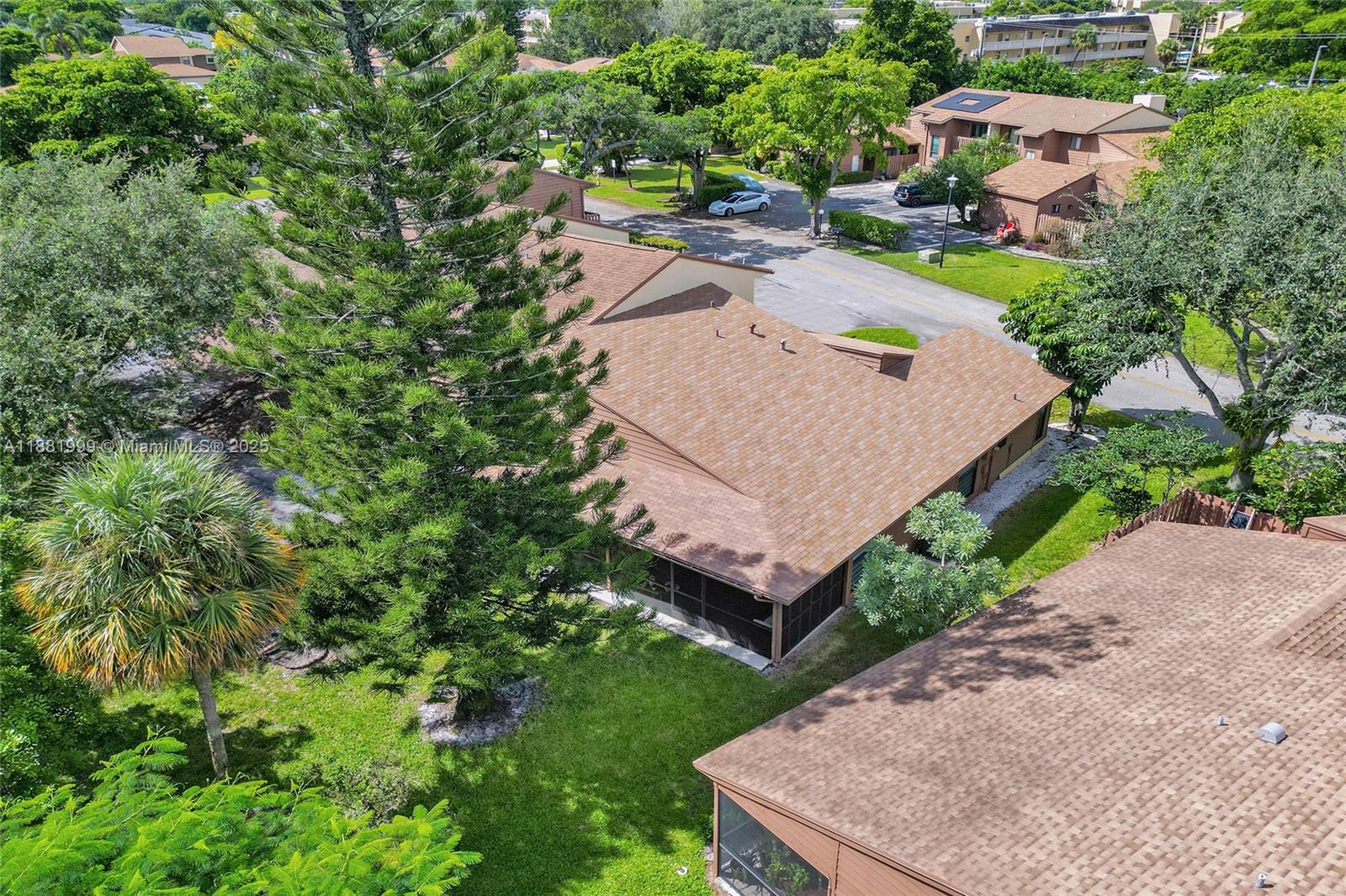 BANYAN LAKES - Residential