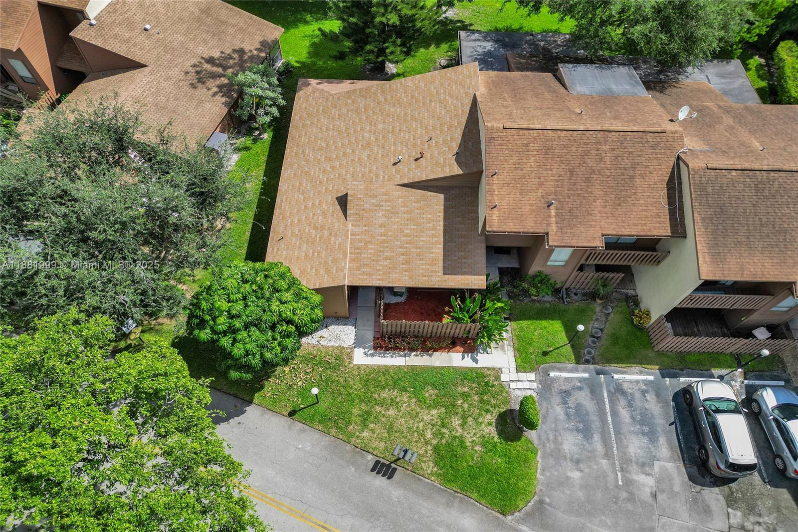 BANYAN LAKES - Residential