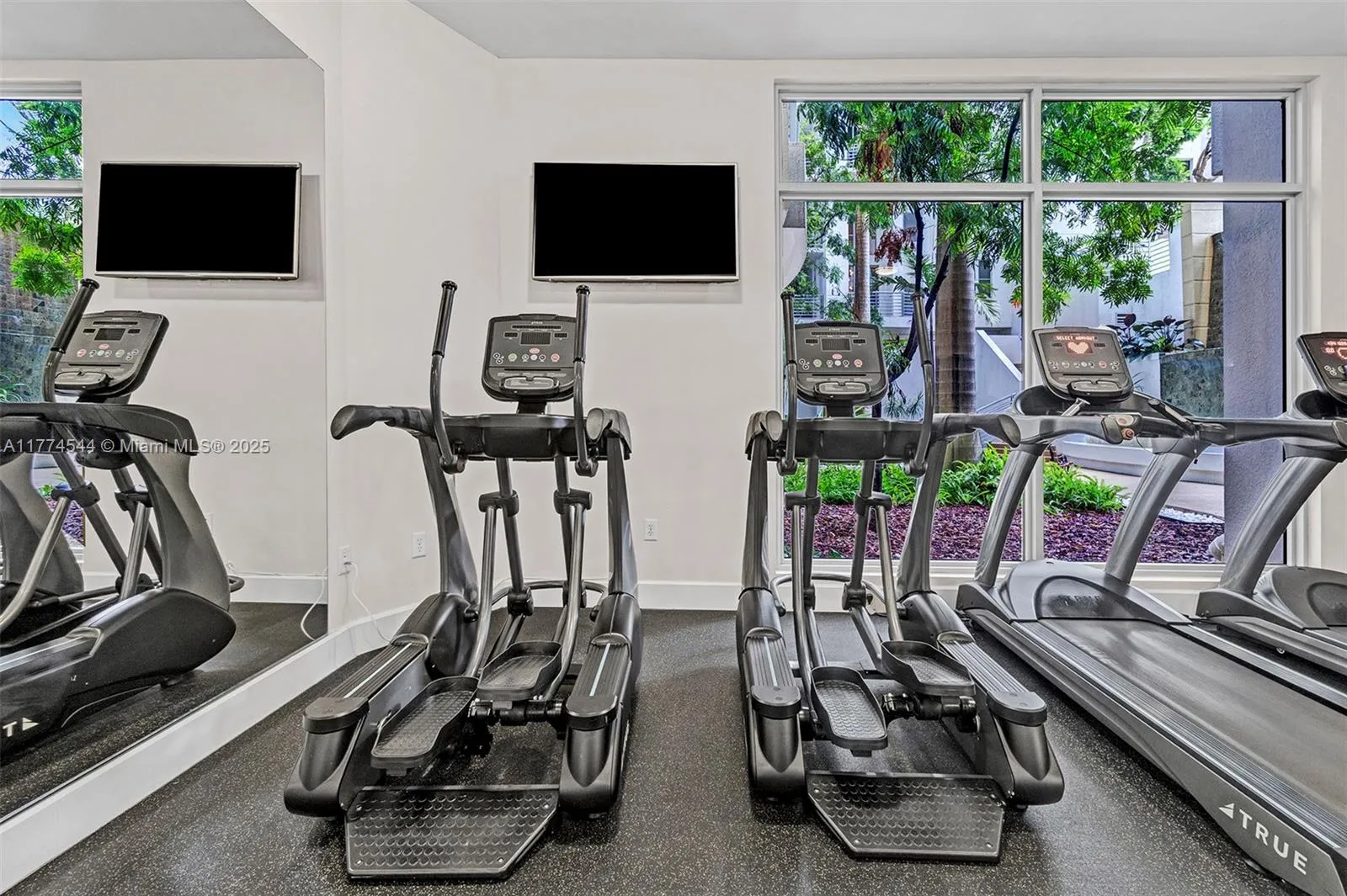 Hollywood, Florida 33020, United States, 2 Bedrooms Bedrooms, ,2 BathroomsBathrooms,Residential,Active,100806