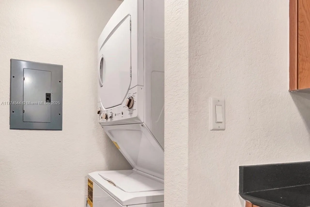 Hollywood, Florida 33020, United States, 2 Bedrooms Bedrooms, ,2 BathroomsBathrooms,Residential,Active,100806