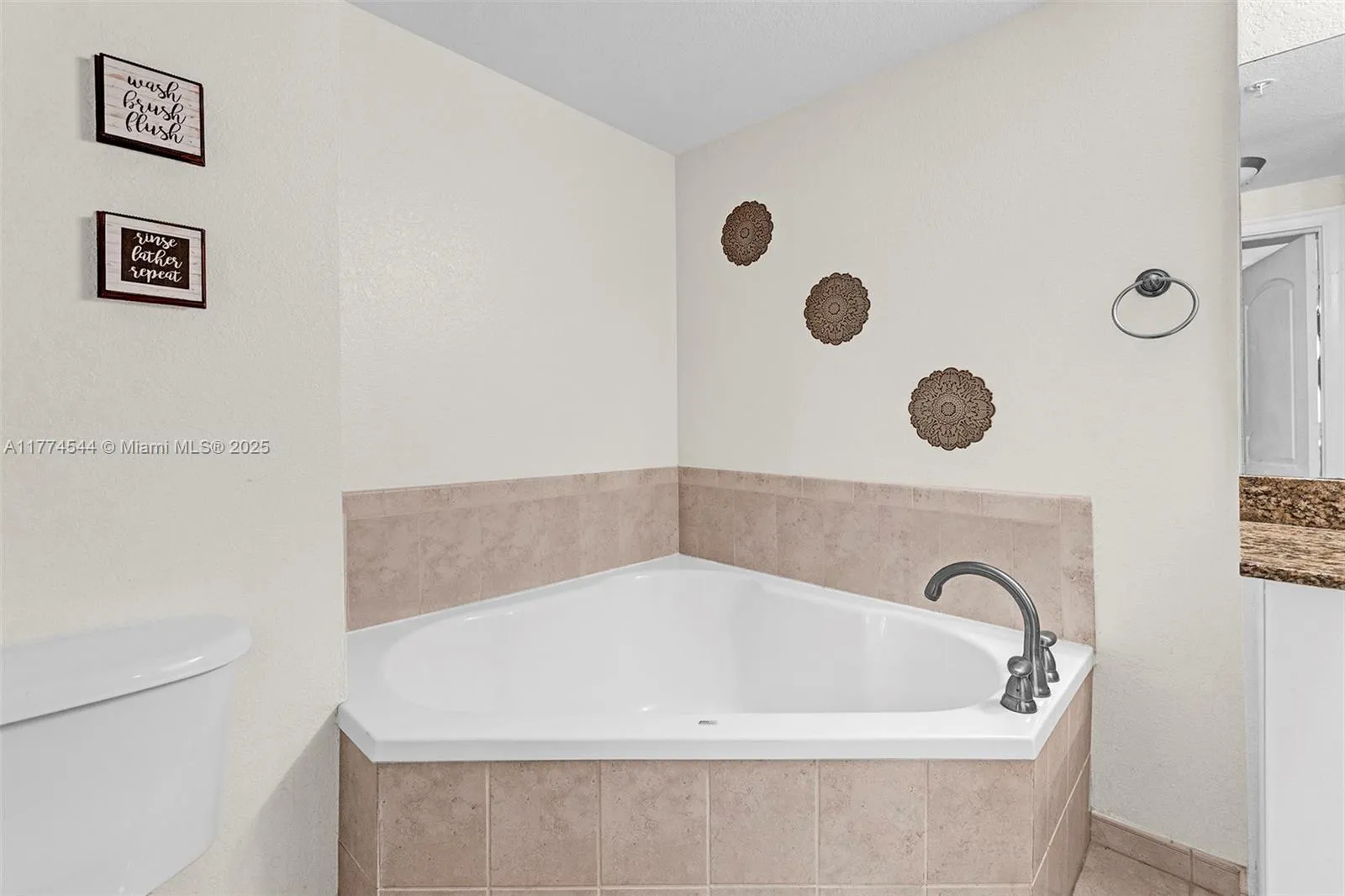 Hollywood, Florida 33020, United States, 2 Bedrooms Bedrooms, ,2 BathroomsBathrooms,Residential,Active,100806