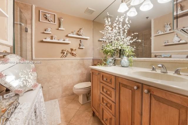 LA HACIENDA IN THE GABLES - Residential