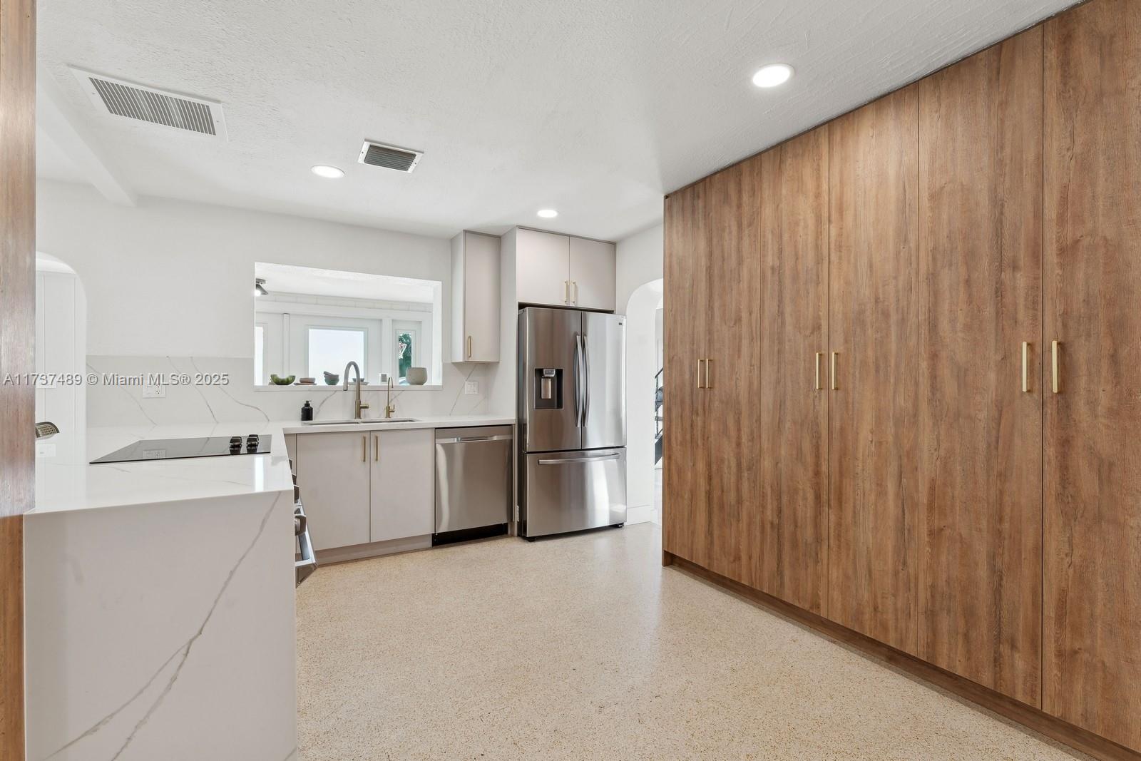 HOLLYWOOD LAKES SECTION - Residential