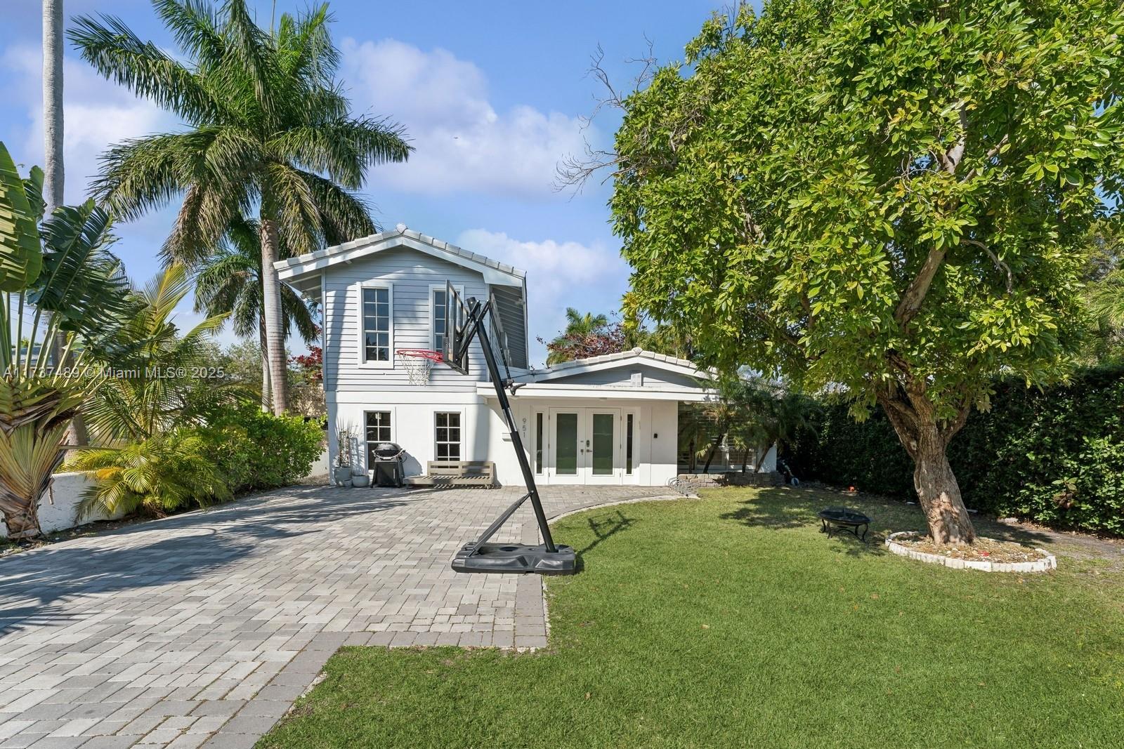 HOLLYWOOD LAKES SECTION - Residential